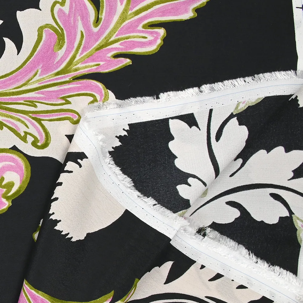 Crêpe de viscose imprimé plume baroque rose, écru et vert fond noir