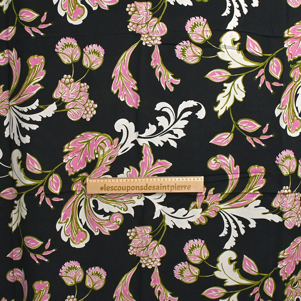 Crêpe de viscose imprimé plume baroque rose, écru et vert fond noir