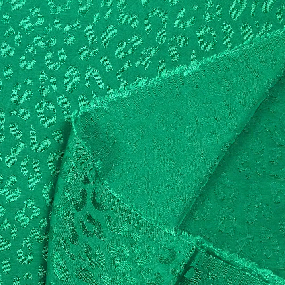 Jacquard de viscose satiné léopard fond vert